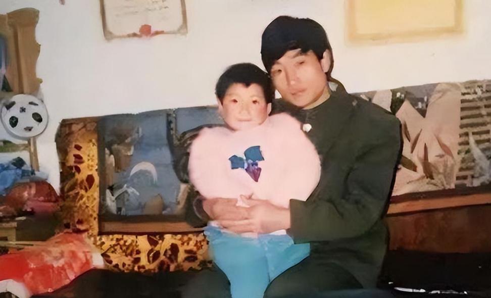 养父扛煤气罐供弃婴读博,湖北被拐小孩认亲现场