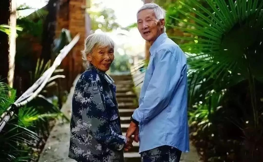 80多岁女空降兵捐款1000万,86岁高龄奶奶捐款100万