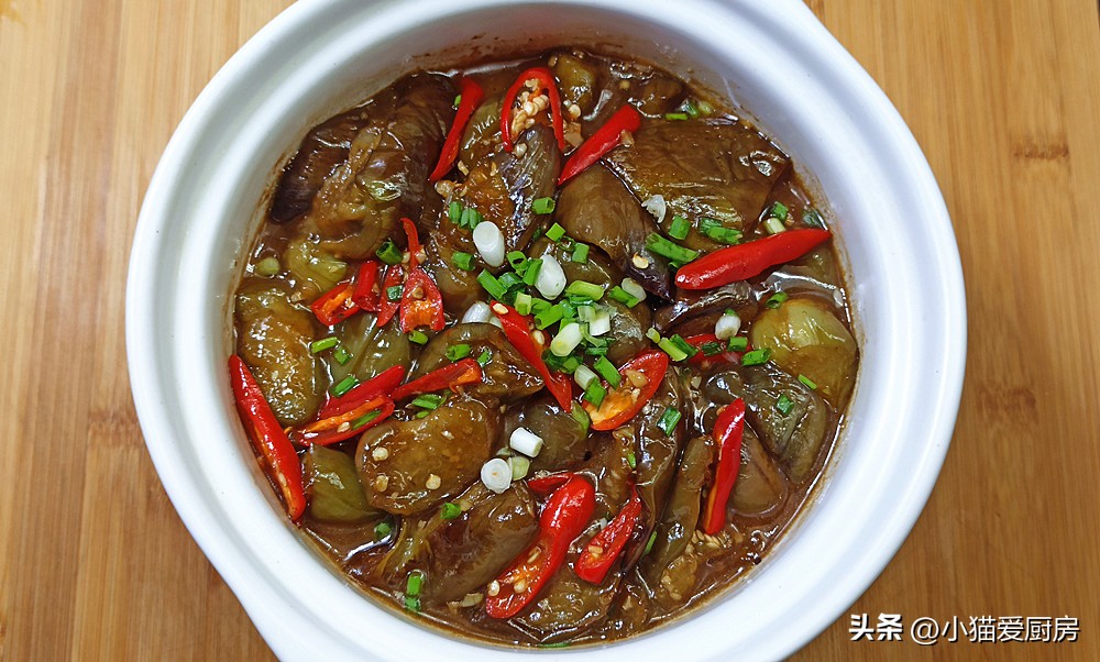 入味香喷喷的茄子煲就可以上桌了,咸鱼茄子煲直接用砂锅的做法