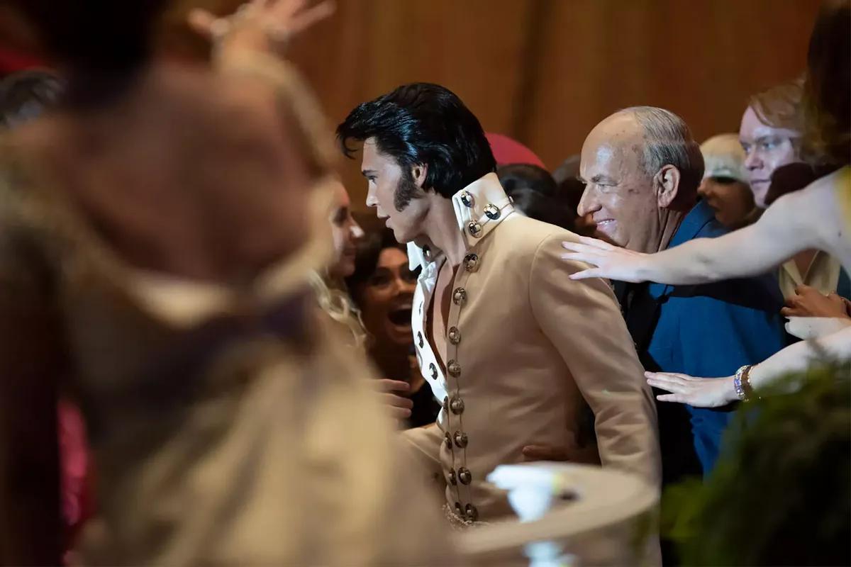 从新秀崛起到巨星陨落，巴兹鲁赫曼《猫王》是一场奢华人生大秀