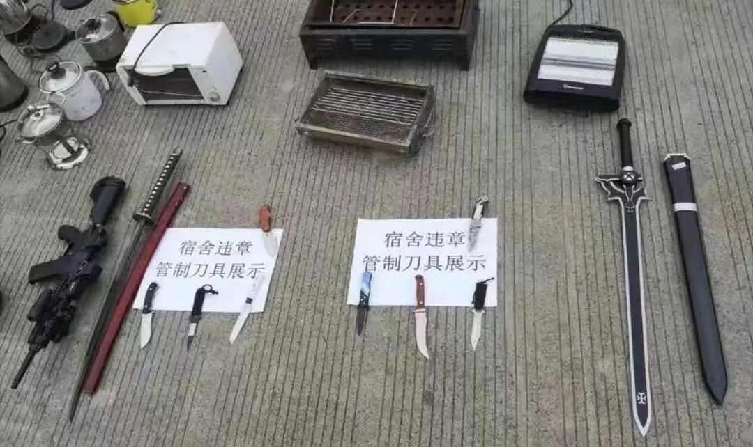 我在派件时，妹子当着我面拆收了一本“制服诱惑”？