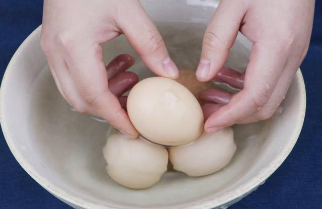 医生建议停止食用比味精还伤骨骼,水煮鸡蛋对肝脏有危害吗