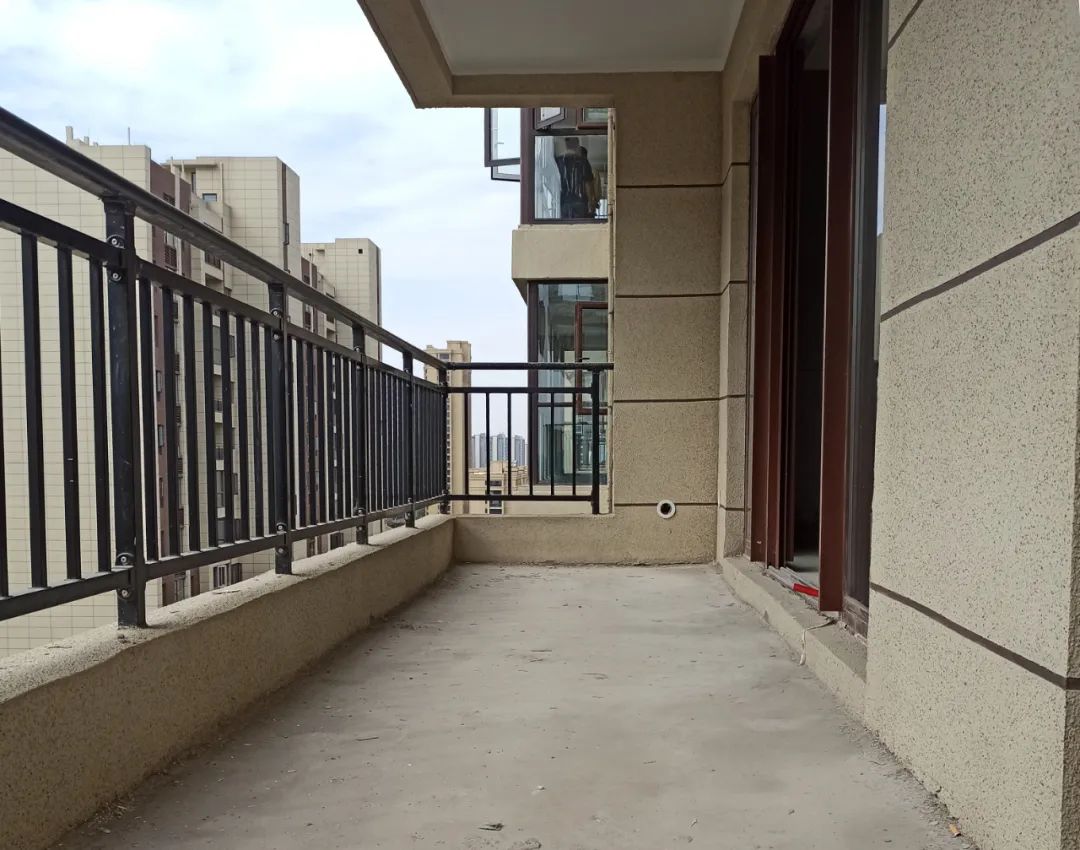 封闭阳台晾衣服养花如何布置,既能养花又可以封的阳台