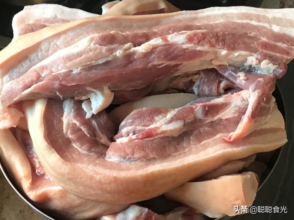 腌腊肉100斤肉放多少盐才不咸不淡,10斤猪肉放了180克盐腌腊肉会咸吗