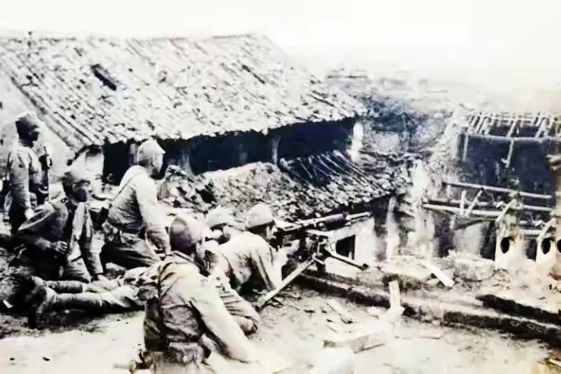 八路股长胸部炸伤，喉咙噗呲噗呲冒着血泡，再一看右腿也炸伤了