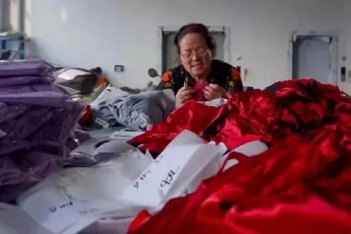 90后大学生卖花一年赚一个亿,90后小伙卖内衣赚5000万