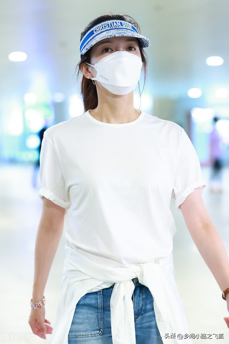 江疏影身穿简单白Tee搭配牛仔裤低调现身北京机场