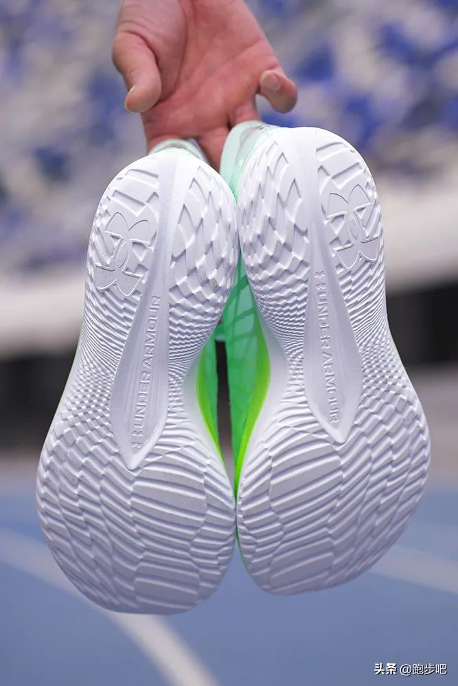 UAFLOWVelocitiElite：首款竞速碳板跑鞋的快速“出道”