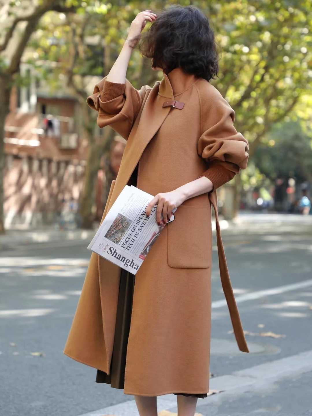 驼色大衣多种风格穿搭攻略,驼色大衣配色法则教你穿出高级感