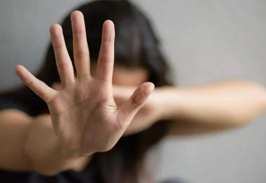 你让我无家可归，我杀你全家！男子怒砍邻居一家5口后，畏罪自杀