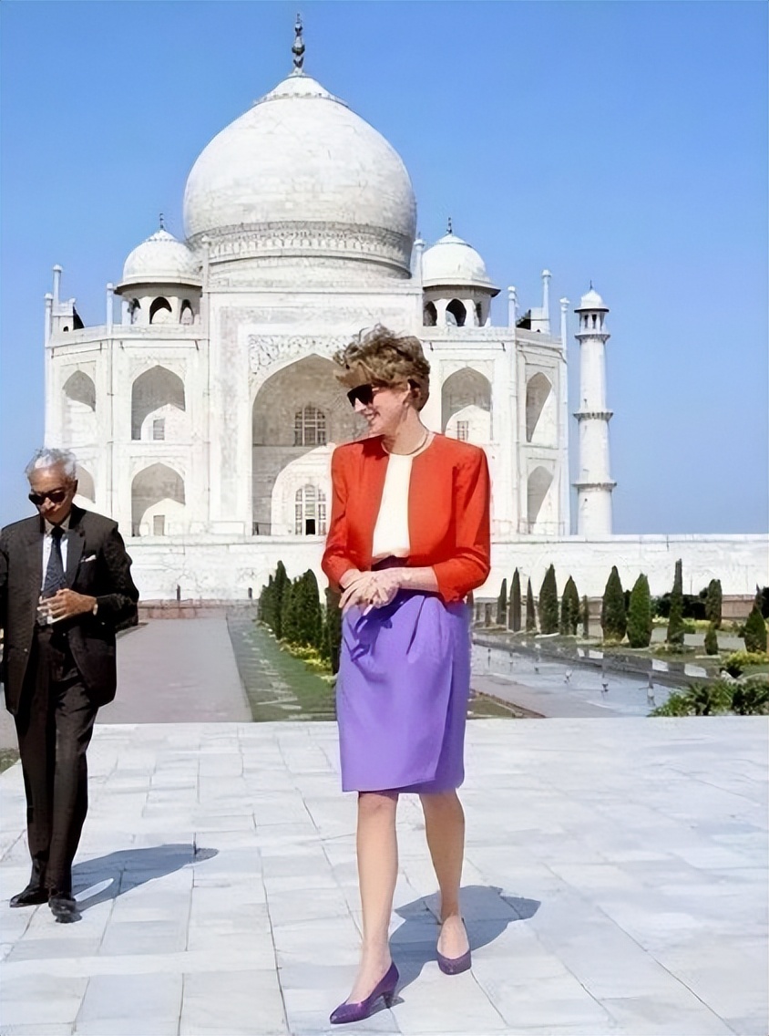 威廉和凯特在泰姬陵落泪视频,威廉怀念凯特年轻时