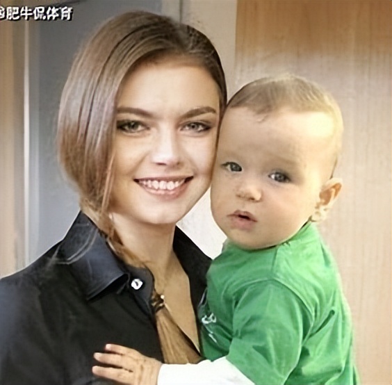 普京和体操女运动员卡娃视频,普京和体操冠军卡巴耶娃互动