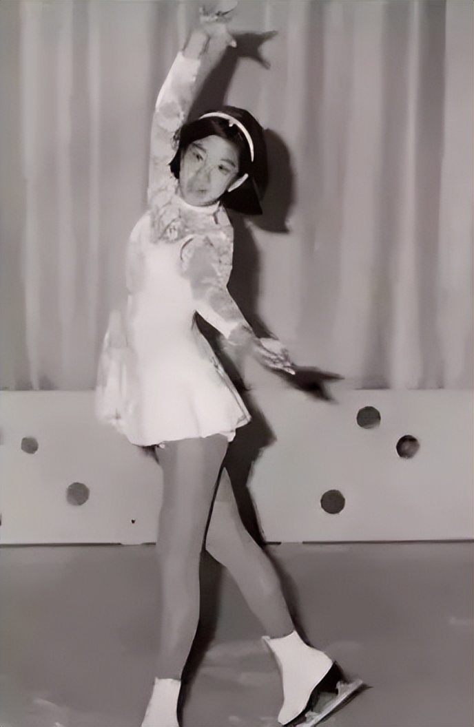 “时尚魔女”王薇薇：63岁离婚，与27岁小鲜肉热恋，她活成了女王