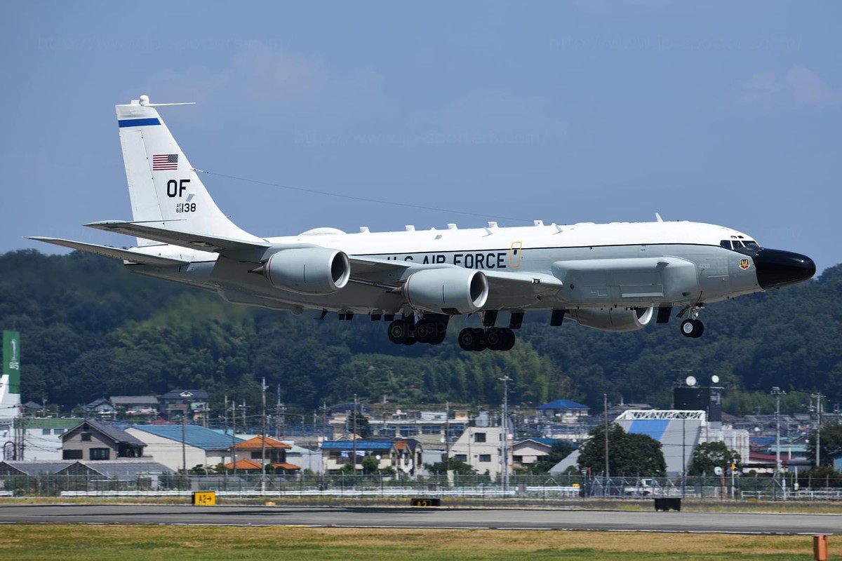 东北亚高调亮出火星8高超弹，美军RC135S导弹观测机部署冲绳