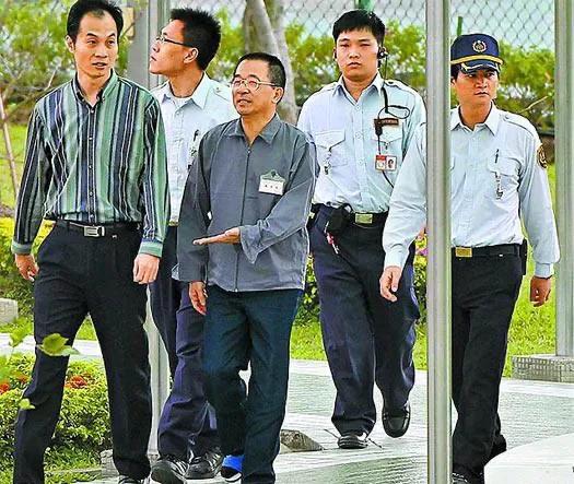 被逼下台，台湾领导人陈水扁的贪污，暴露了怎样弊端？