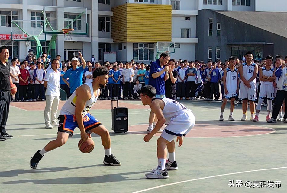 2023“麓宸杯”中美职业男篮队员走进天水市第二中学