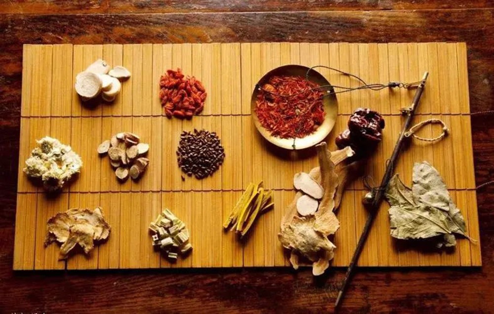 孤凤展翅腾龙位，弱女挥手伏众臣。浅析养颜秘方，探古代长寿秘诀