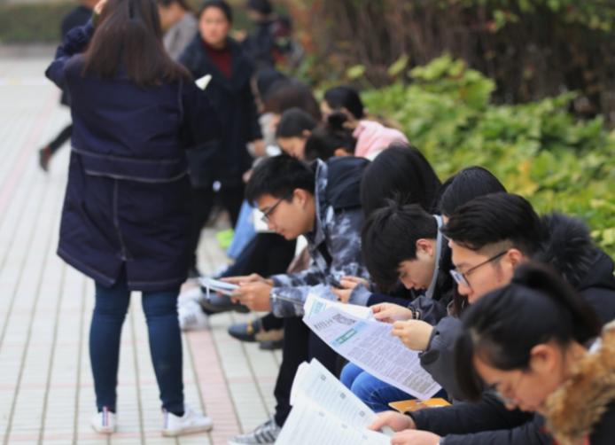 未来最吃香的三个铁饭碗,明年起铁饭碗更铁了这三种职业