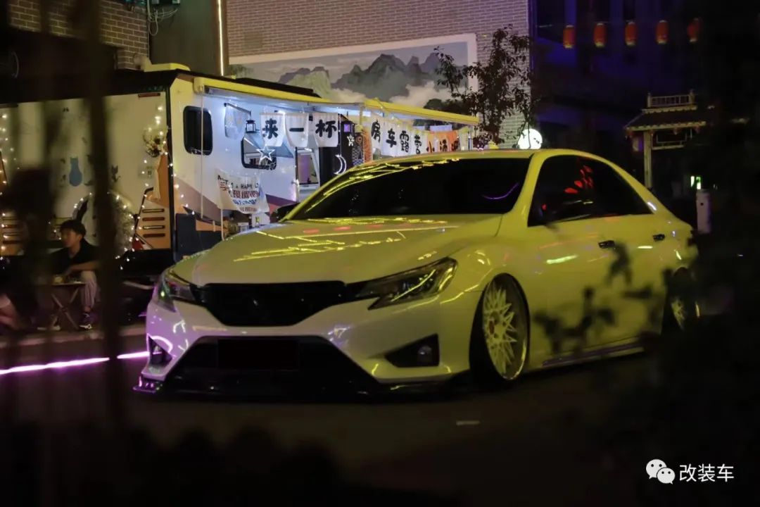 被打断腿的丰田锐志大后超，只要改得帅阿珍跑不掉