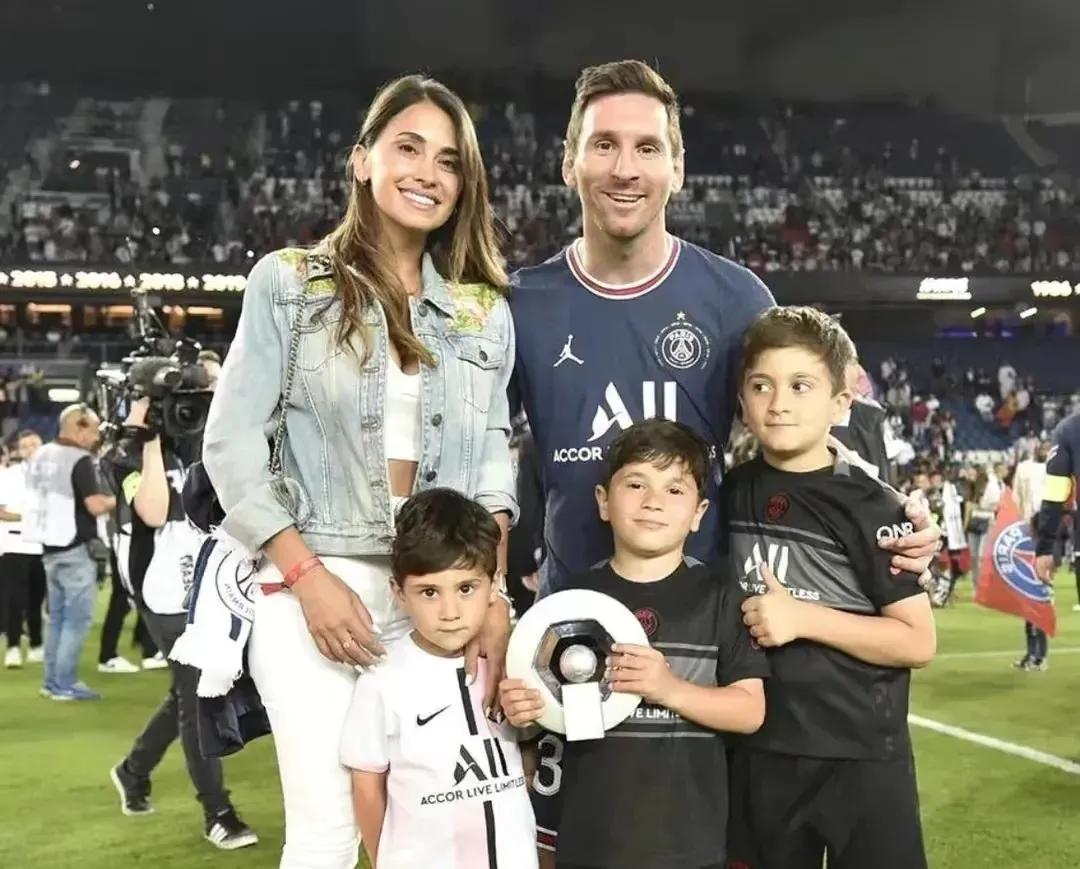 梅西老婆和梅西合照尽显身材,梅西的老婆秀身材