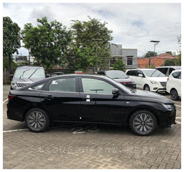 全新丰田威驰实车曝光，颇有凯美瑞的感觉，换装混合动力系统