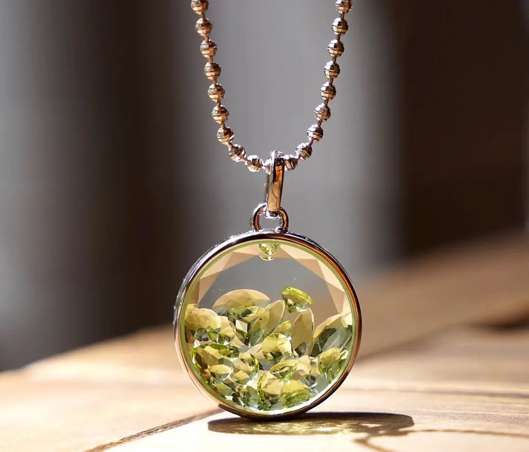 顶级奢华金绿宝石,十万能买什么样的祖母绿宝石