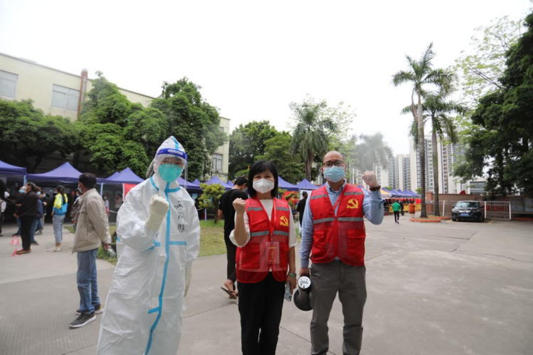 疫情期间,她推迟退休,他代购奶粉,他们上门找老人……