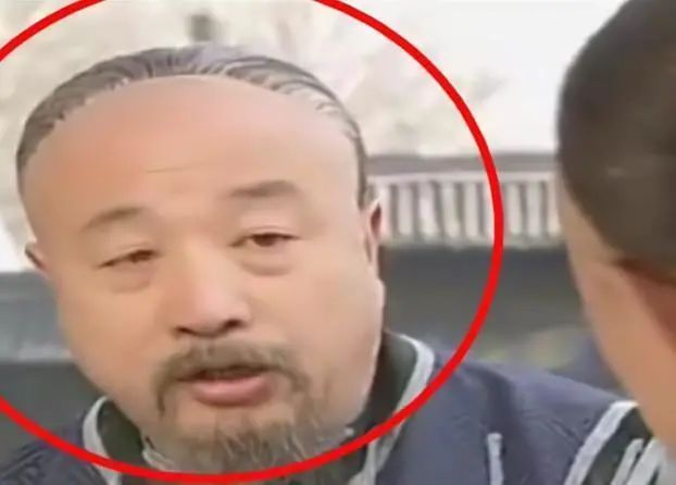 洒枸杞假装喷血、演尸体玩手机，这些穿帮镜头好敷衍，个个离谱