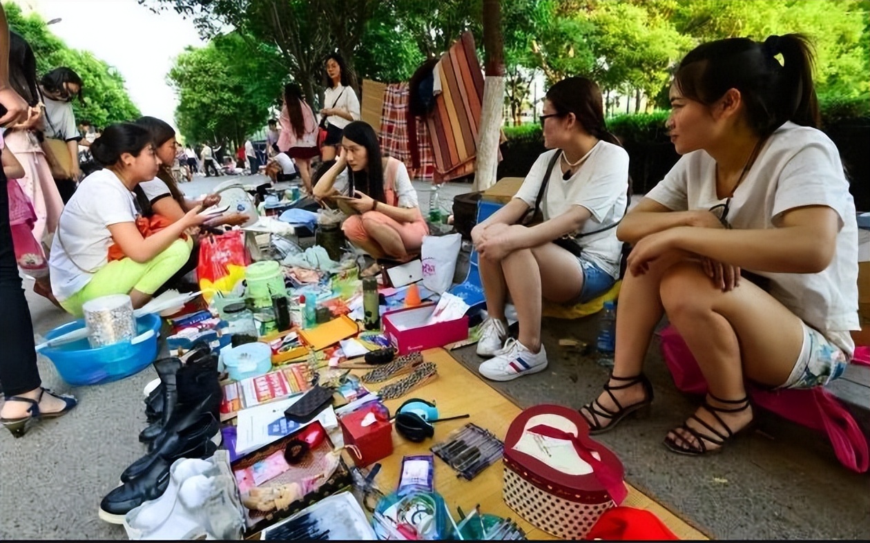 大学生校内摆摊卖什么好成本低,大学生摆摊边卖边吃