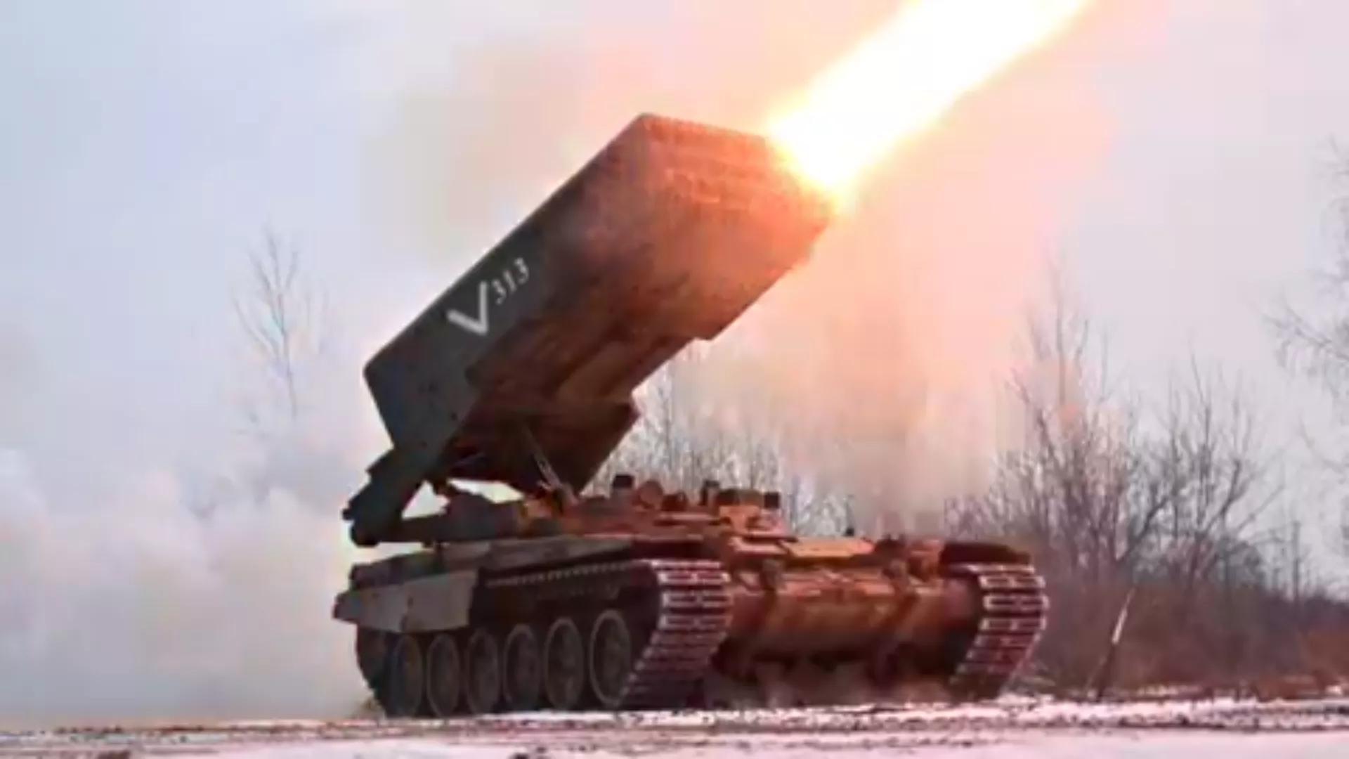 俄日炙成乌军噩梦！2枚温压弹摧毁据点，2500℃连人带物一起蒸发