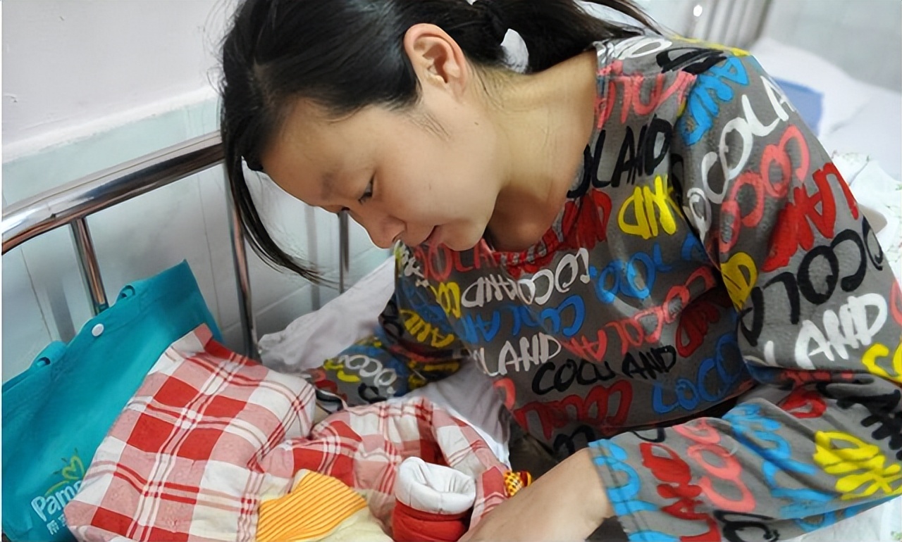 经常乳汁淤积怎么回事,经常溢奶的宝宝怎么选奶粉