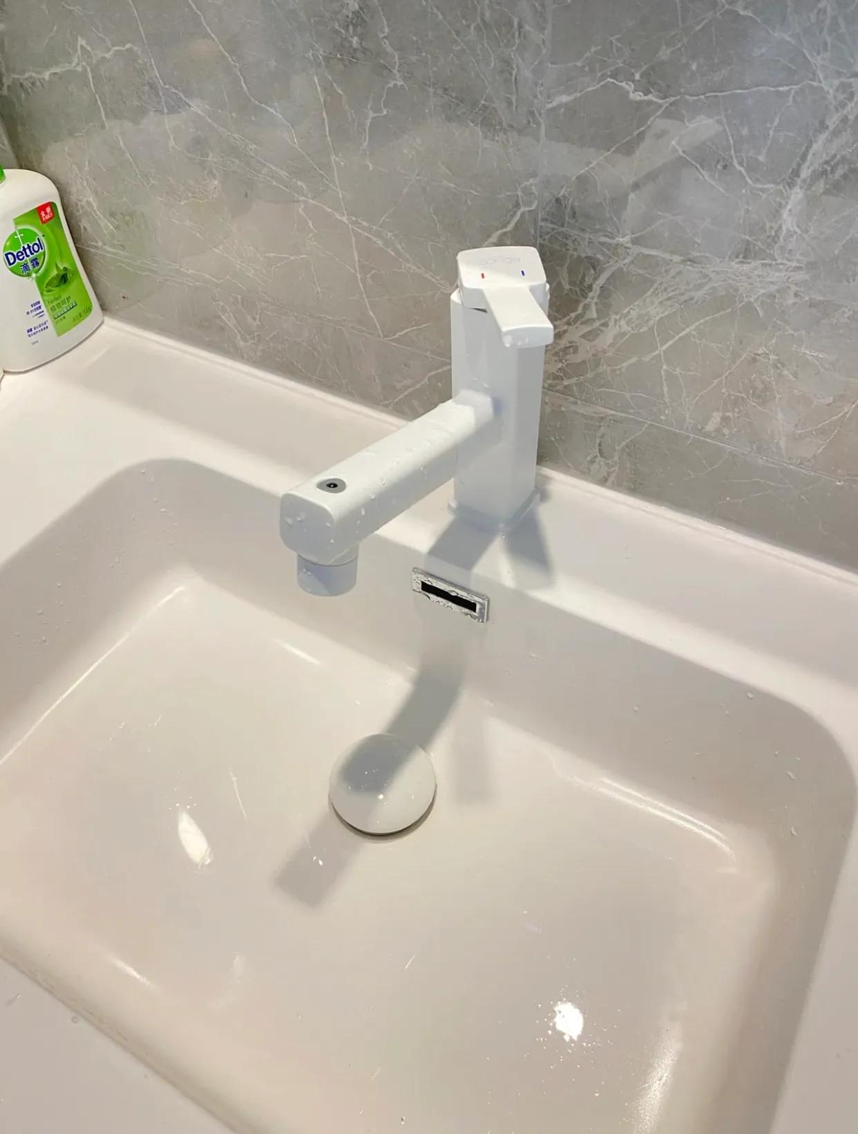 浴室柜一体盆选陶瓷好还是岩板好,浴室柜是用一体陶瓷盆还是大理石