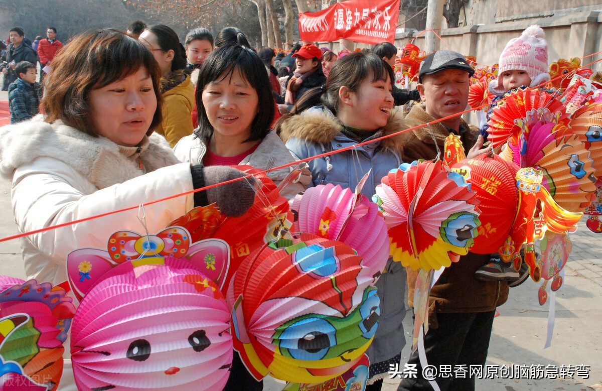 四柱短又短，两耳像蒲扇，鼻子哼哼响，尾巴打个圈（打一动物）