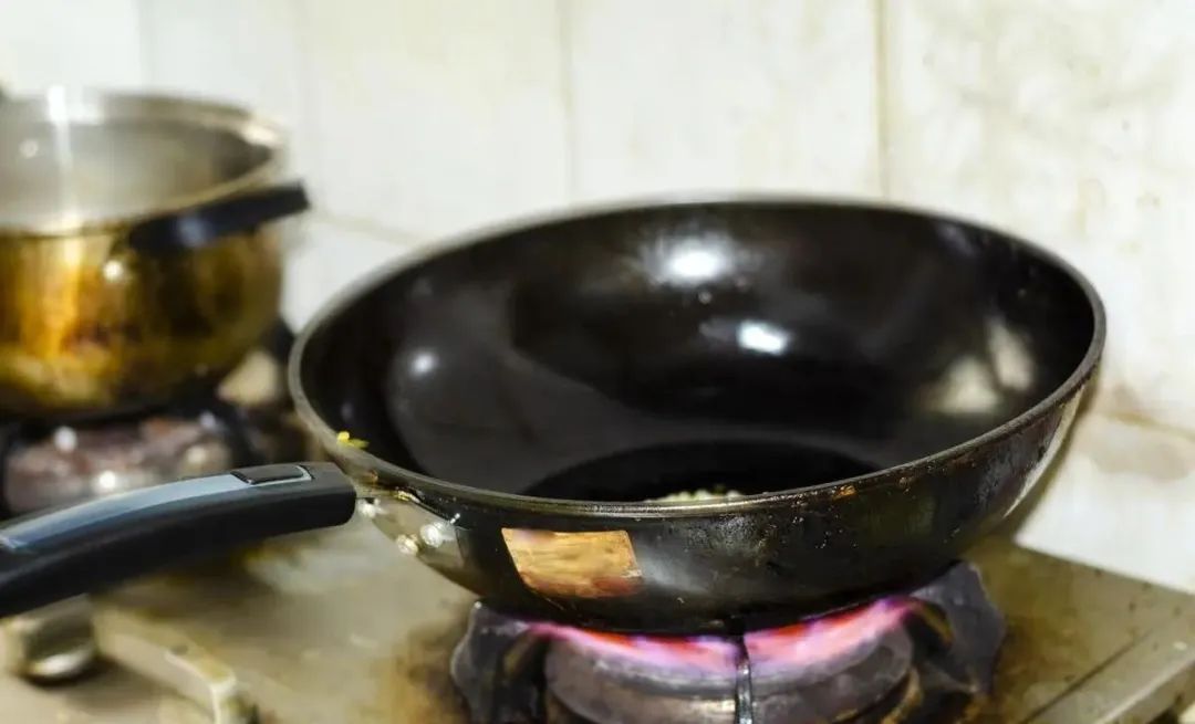 新买的铁锅怎么做以后才会不粘锅,刚买的铁锅怎么用才不粘锅