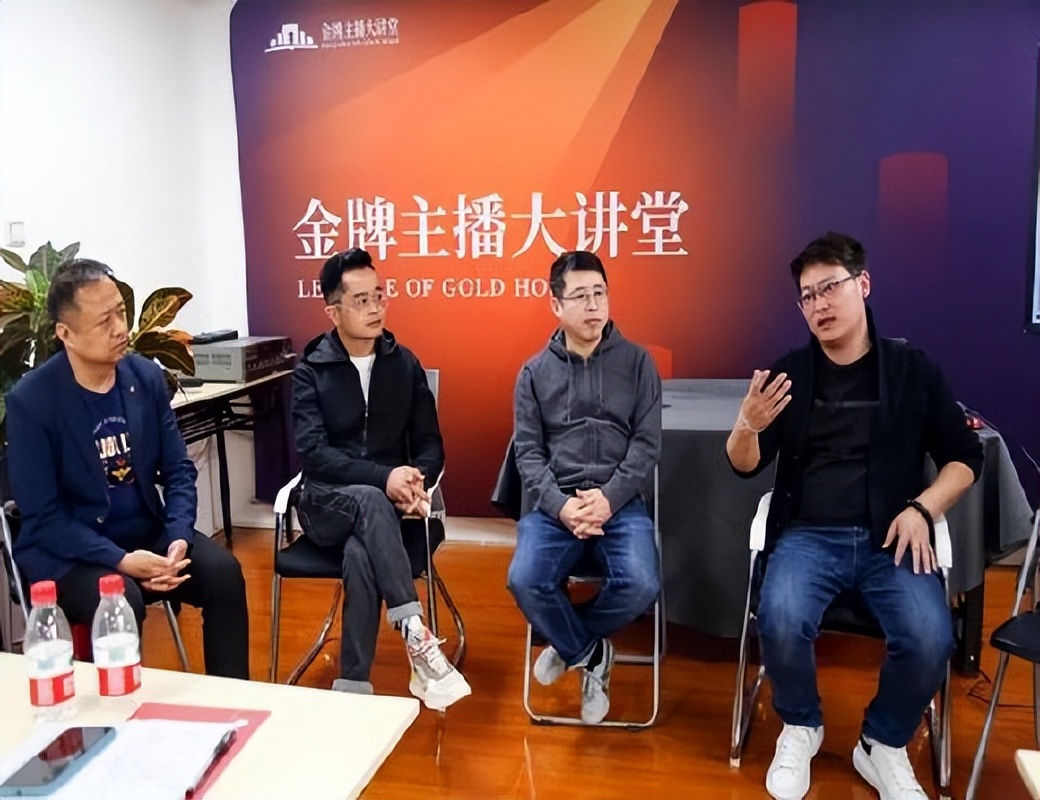 *养包**女大学生，口无遮拦被除名，前央视主持人阿丘现已走向末路