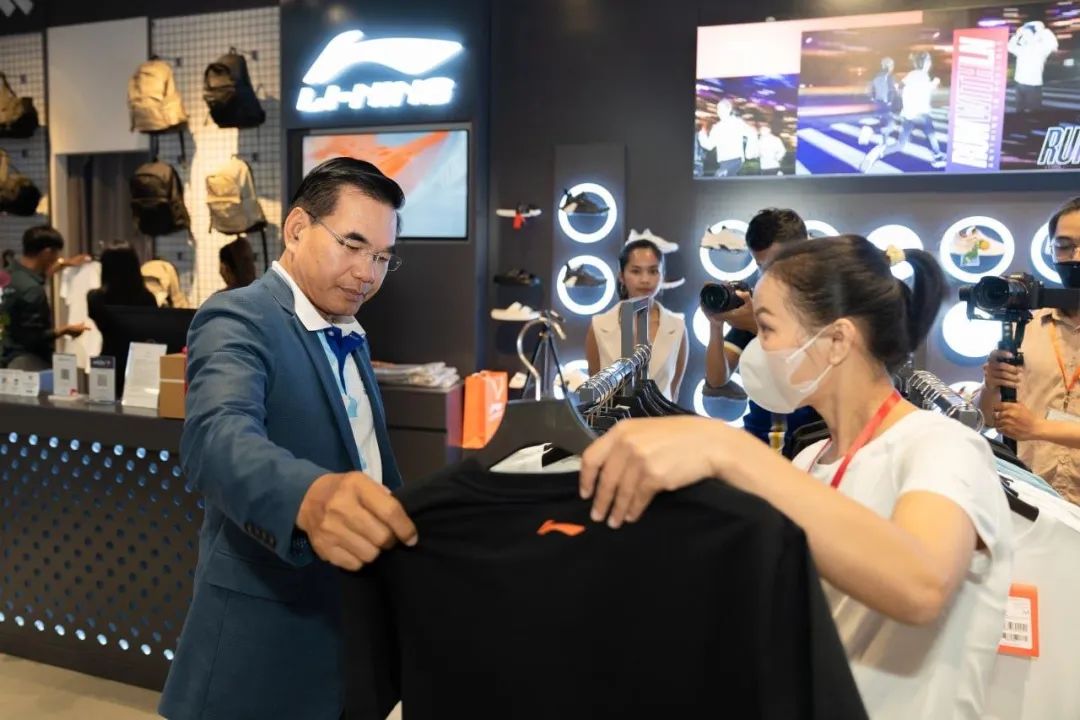 李宁品牌入驻斯里兰卡市场了吗,李宁服装品牌出口英国市场分析