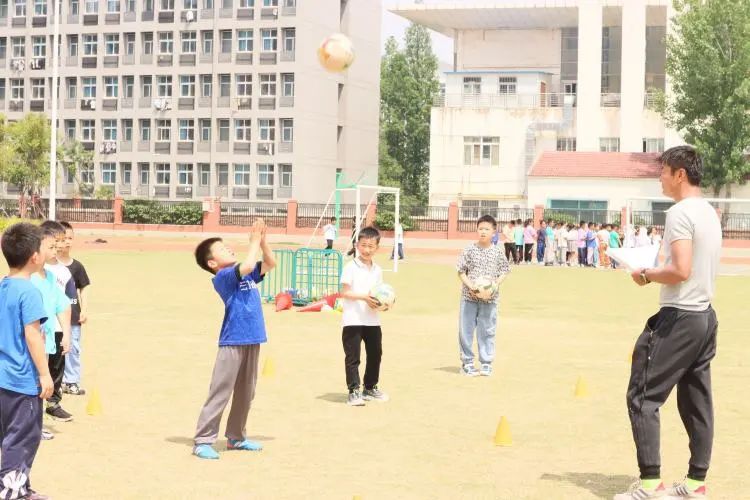 足球点燃梦想激情挥洒青春,小学校长杯足球赛的精彩瞬间
