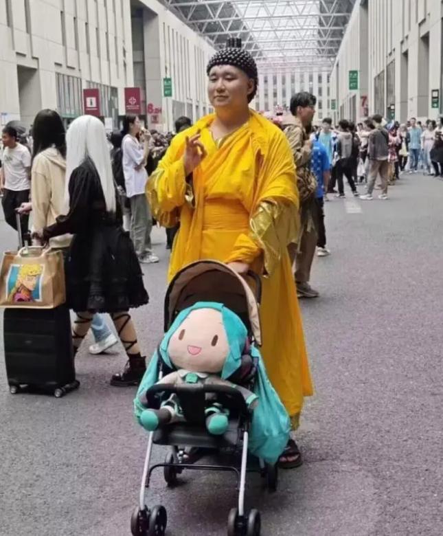 上海漫展惊现“女菩萨”漫迷纷纷上前*拜参**，盛况震撼现场