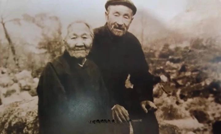 老汉偷酒被抓,老汉偷偷抽烟被警察抓