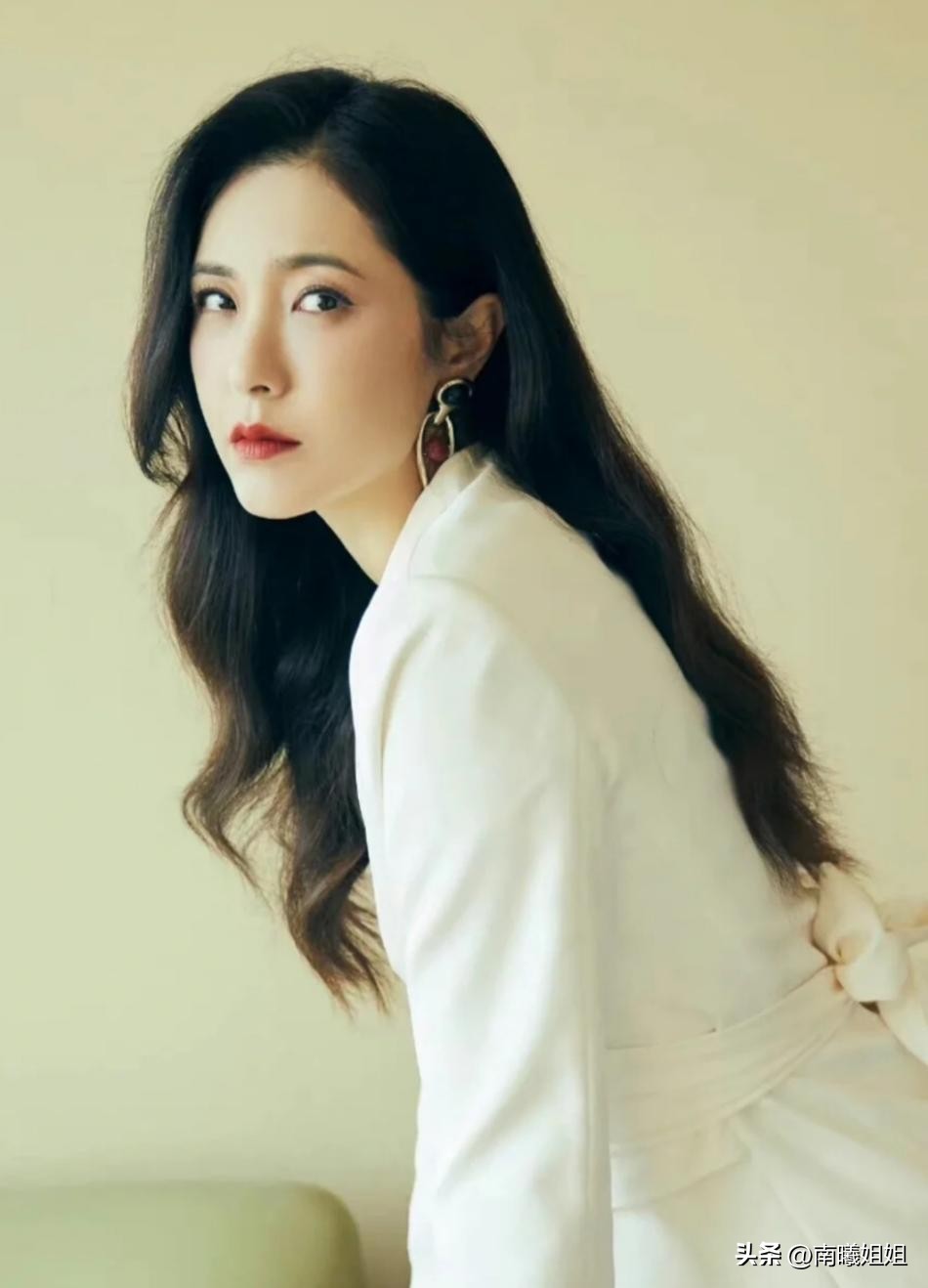 适合细软塌发量少的锁骨卷发,锁骨卷发流行发型减龄