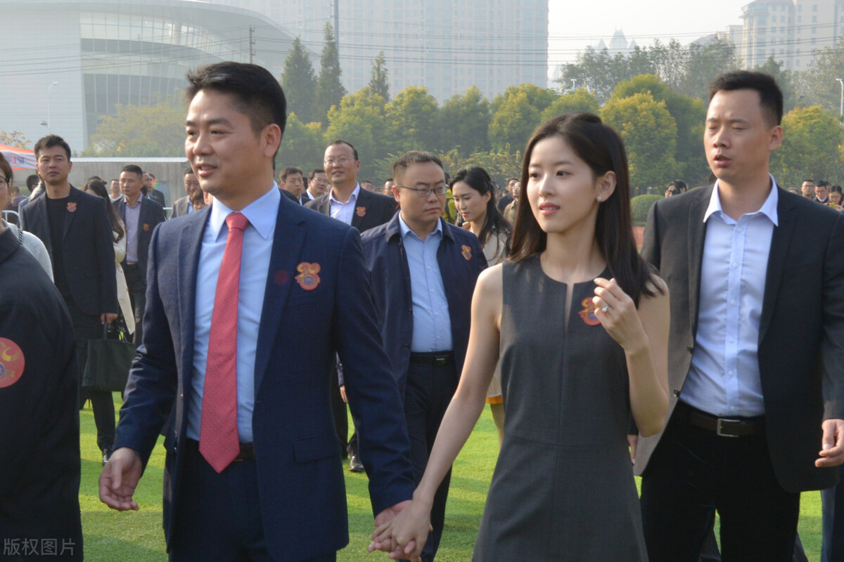 大哥你玩足球，你玩它有啥用啊？刘强东又来蹭玩足球了？