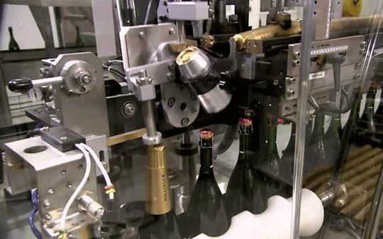 100个难得一见照片，砍伐巨树，运输军舰的巨轮，治疗风湿病的熊