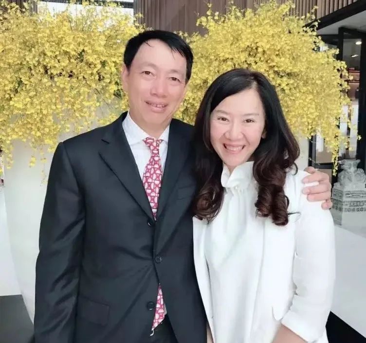 他小学没毕业，花10亿把“打工皇帝”招至麾下，600亿身价还*税逃**