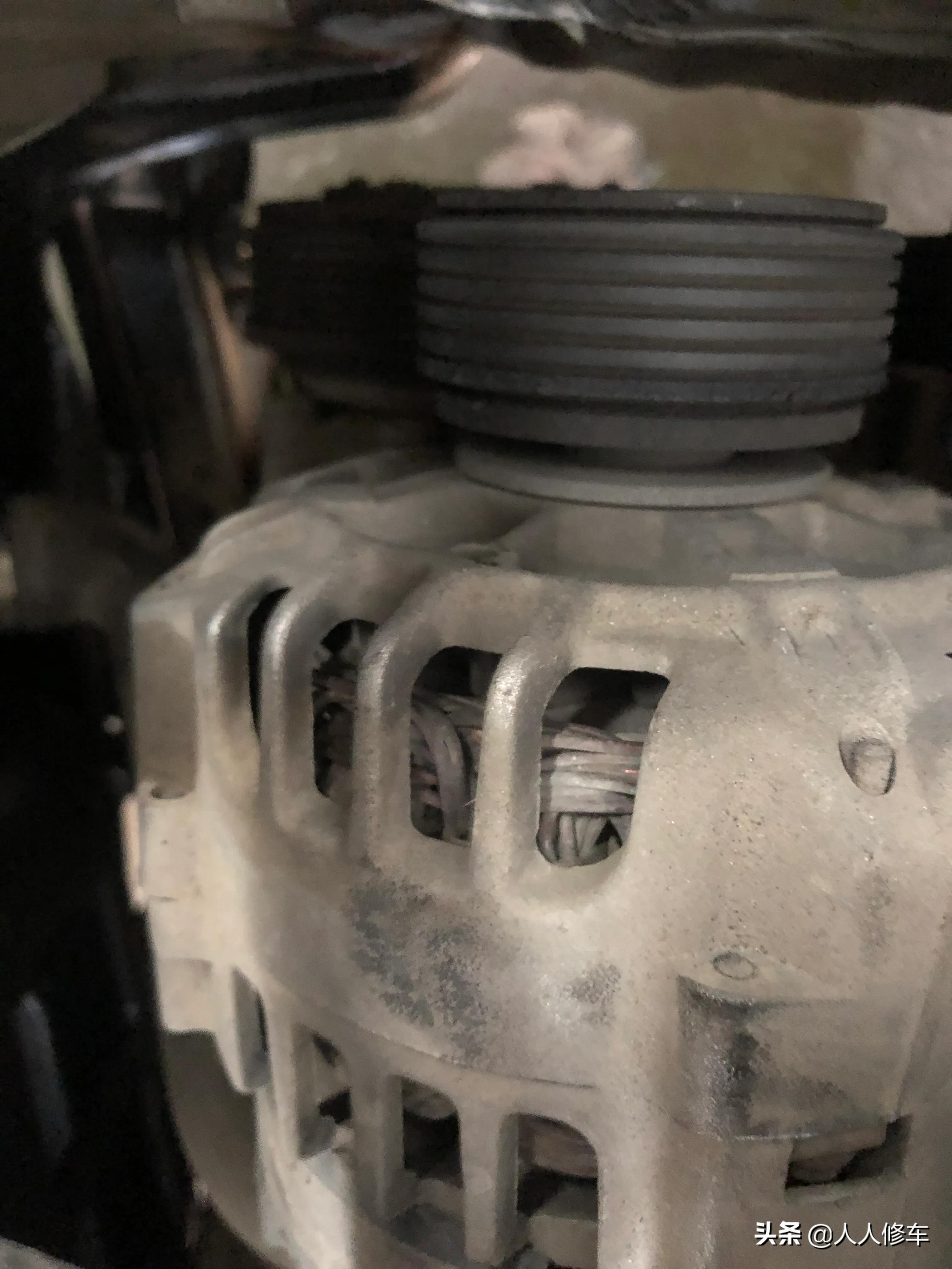 汽车新换的电瓶最近经常打不着火,新车五个月三次没电