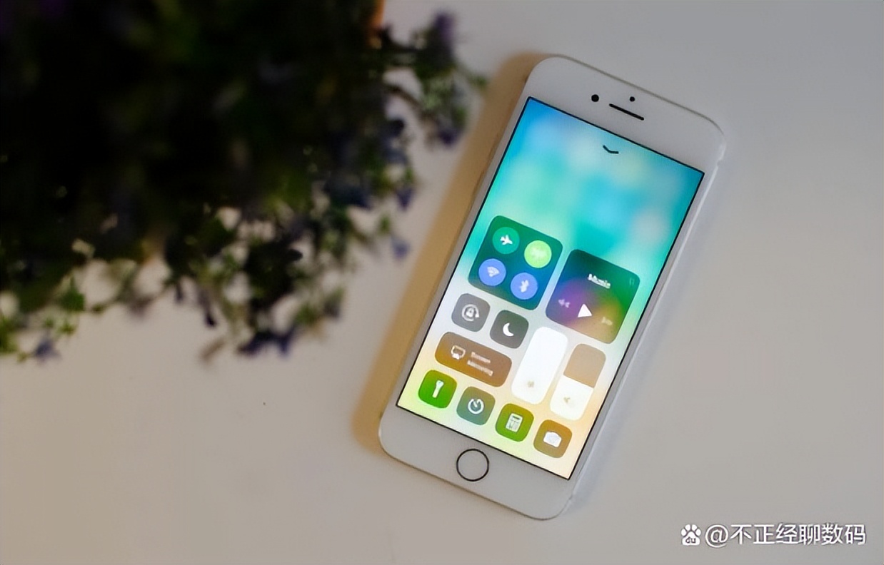 苹果8与三星s8比较哪个更好,三星s8和苹果8哪个值得入手