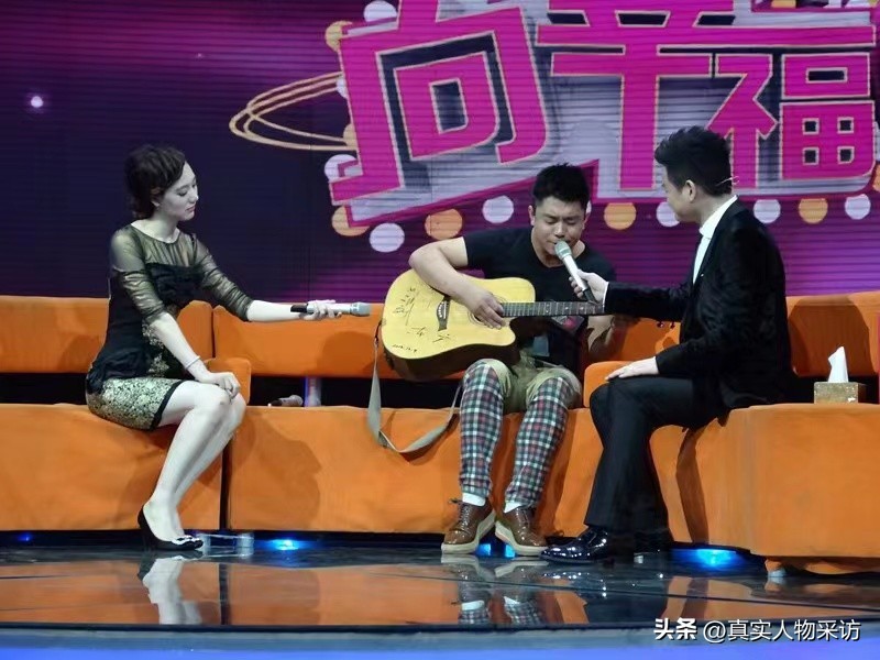 8090后的街头卖唱,13岁少年坚持7年陪父街头卖唱