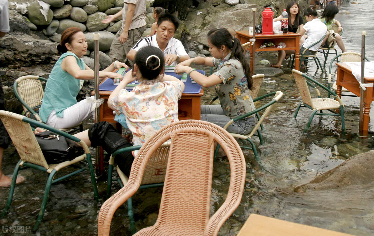 成都麻将馆天花板,成都麻将馆可以开业了吗