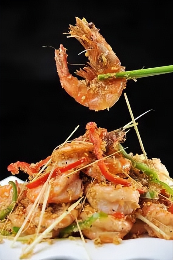 胶东大厨分享炸板虾做法,蒜苔炒虾的大厨正确做法