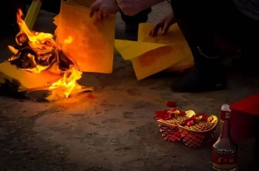 上坟烧冥币哪个面额大,烧冥币是封建迷信吗