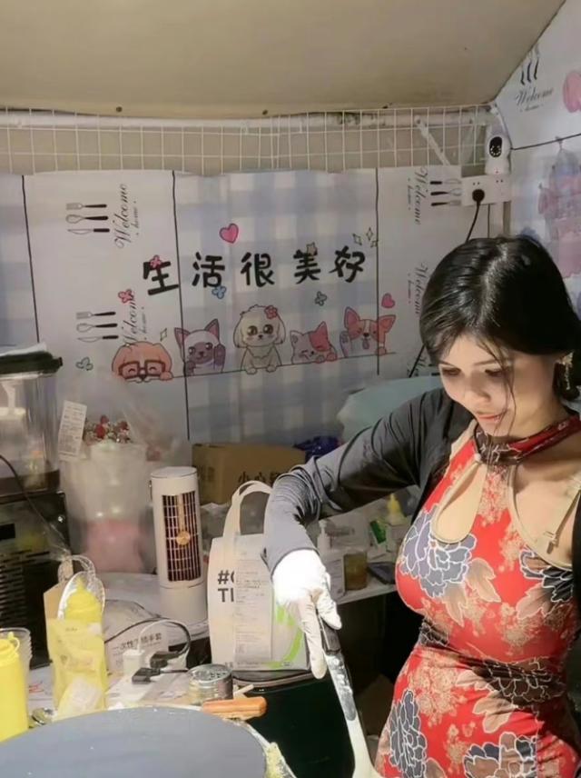 狗头萝莉摆摊卖煎饼，被质疑穿着不雅，本人回应“好看就行了！”